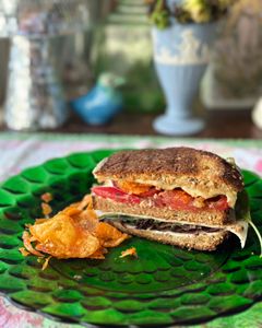 If you’re a fan of chips in your sandwich (🙋‍♀️), the bottom of the bag of these pimentón chips is perfect. 💥 Also: don’t know what to do with the heels of your bread loaf 🍞? Use them to make a club sandwich! 🥪✨